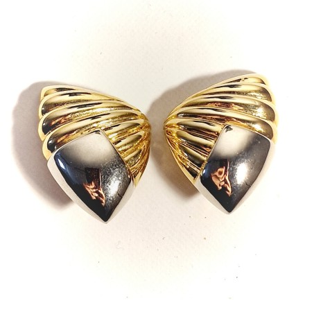 Boucles d'oreilles clips en métal doré.