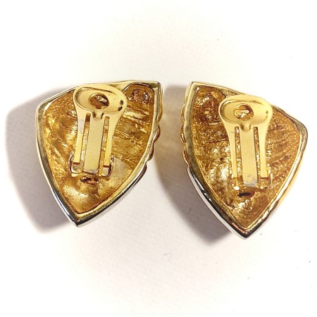 Boucles d'oreilles clips en métal doré.