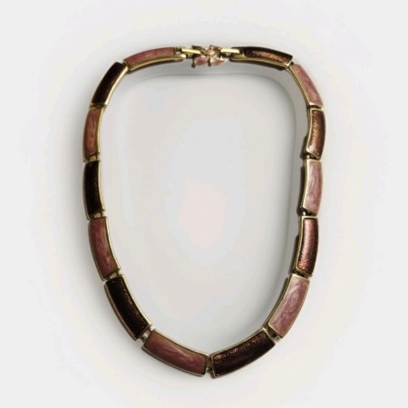 Collier en métal doré emaillé.