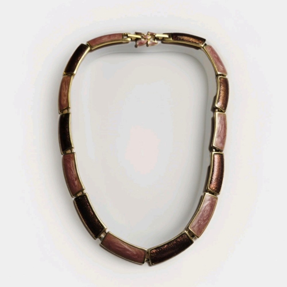 Collier en métal doré emaillé.