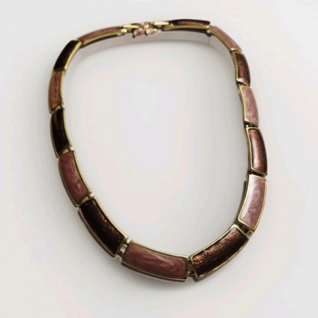 Collier en métal doré emaillé.