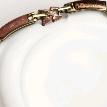 Collier en métal doré emaillé.