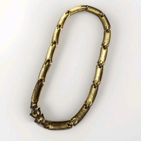 Collier en métal doré emaillé.