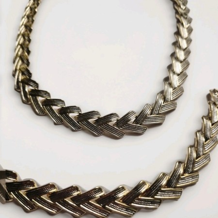 Collier en métal doré emaillé.