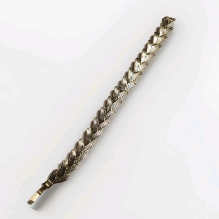 Collier en métal doré emaillé.