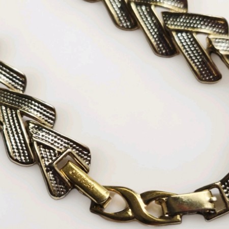 Collier en métal doré emaillé.