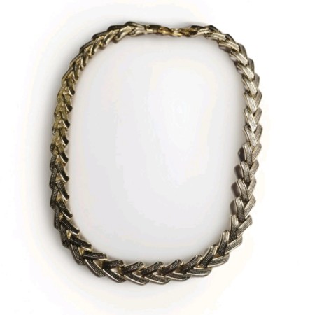 Collier en métal doré emaillé.